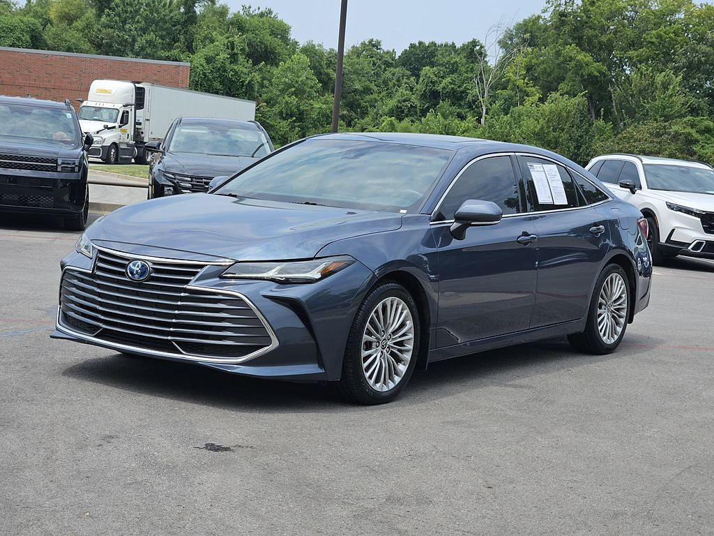 Used 2022 Toyota Avalon Limited FWD image 2