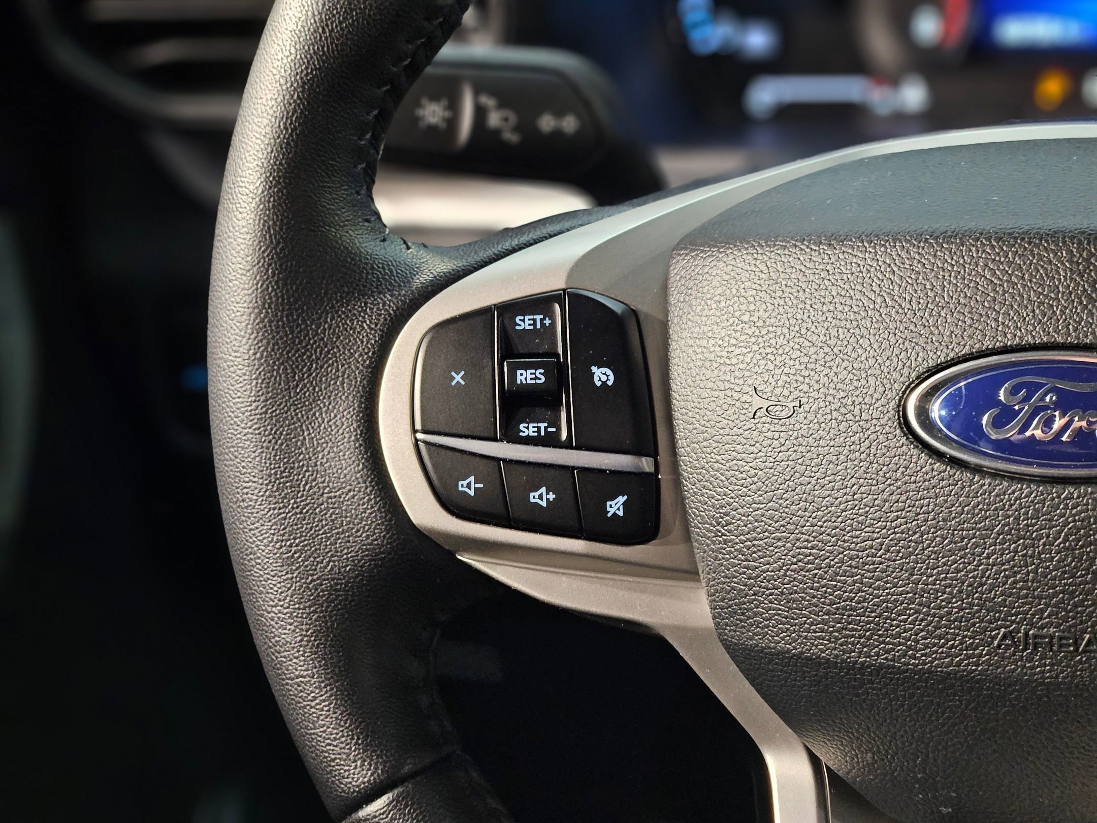 Used 2023 Ford Explorer XLT image 27