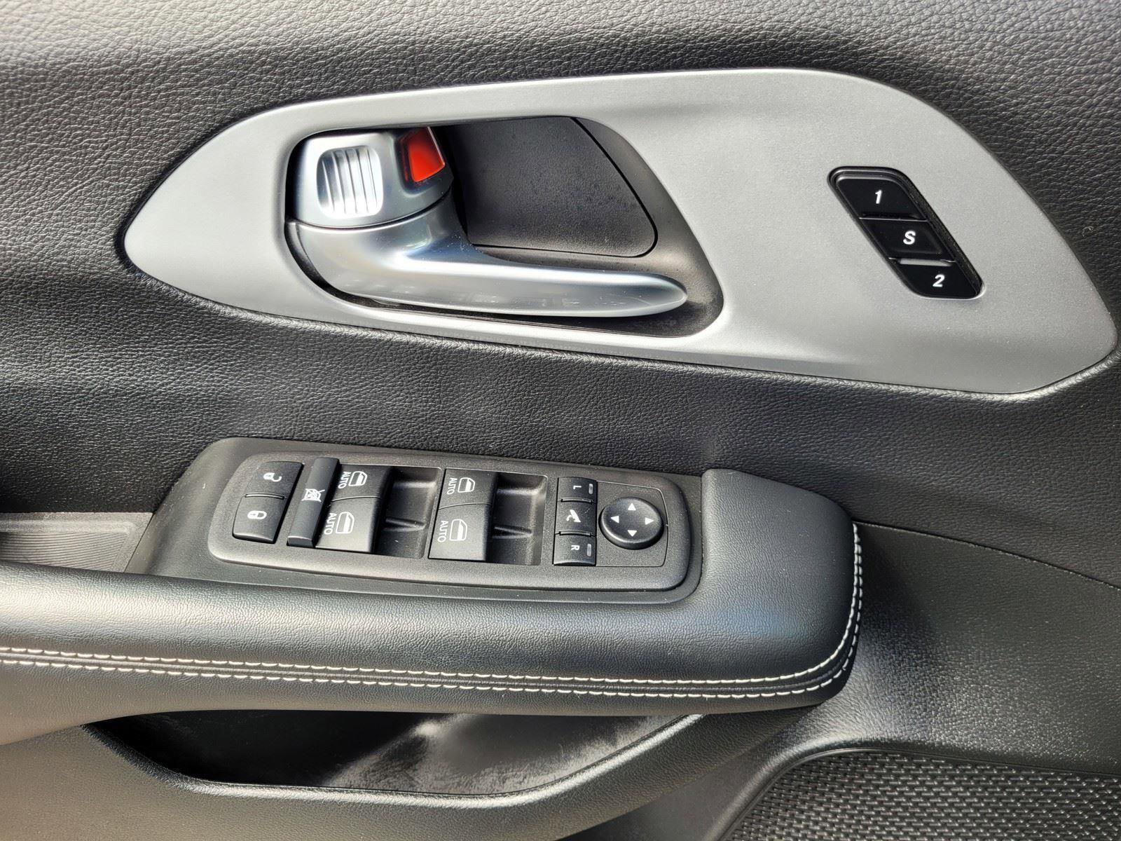 Used 2025 Chrysler Pacifica Limited image 24