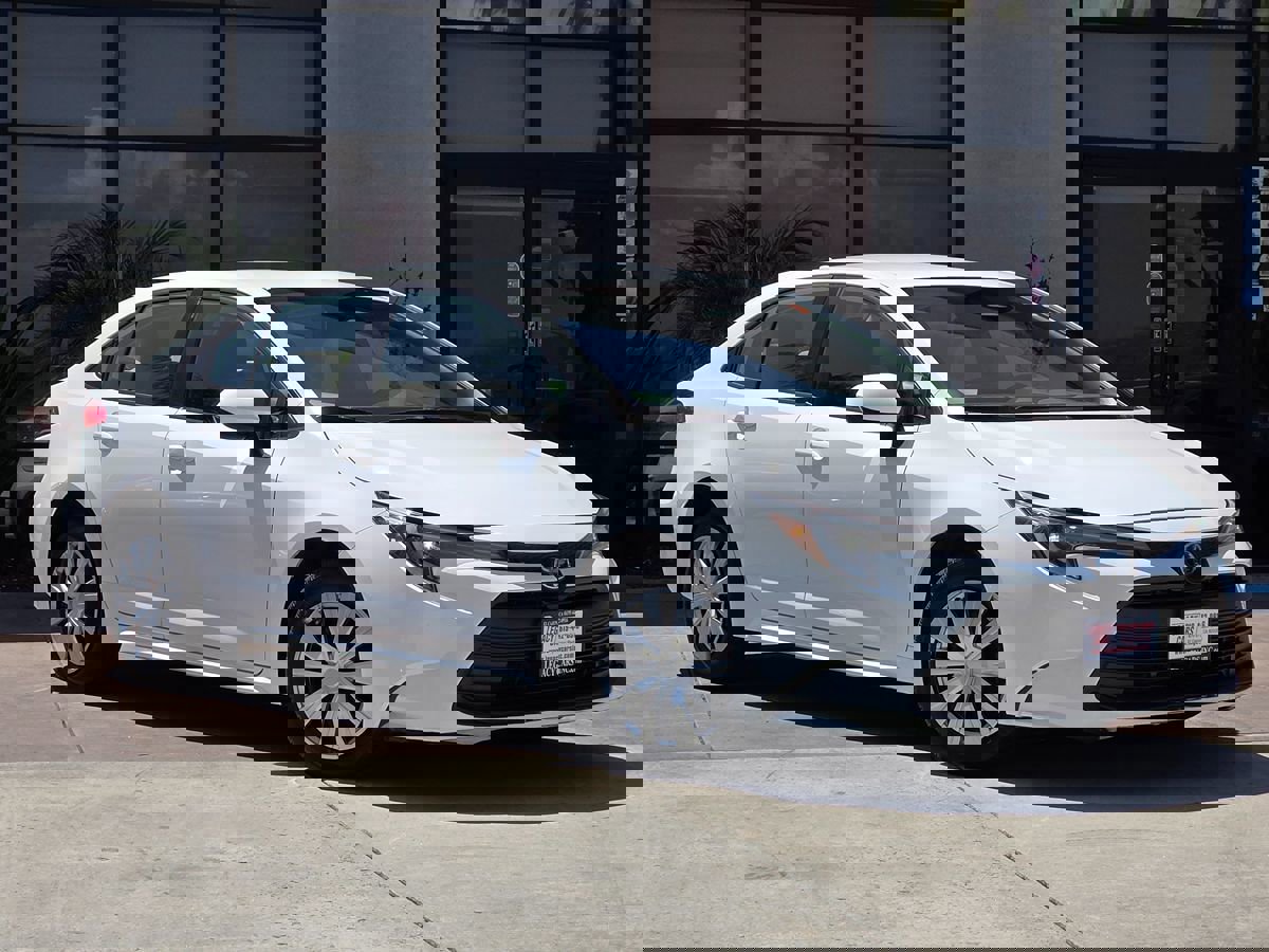 Used 2023 Toyota Corolla LE image 3