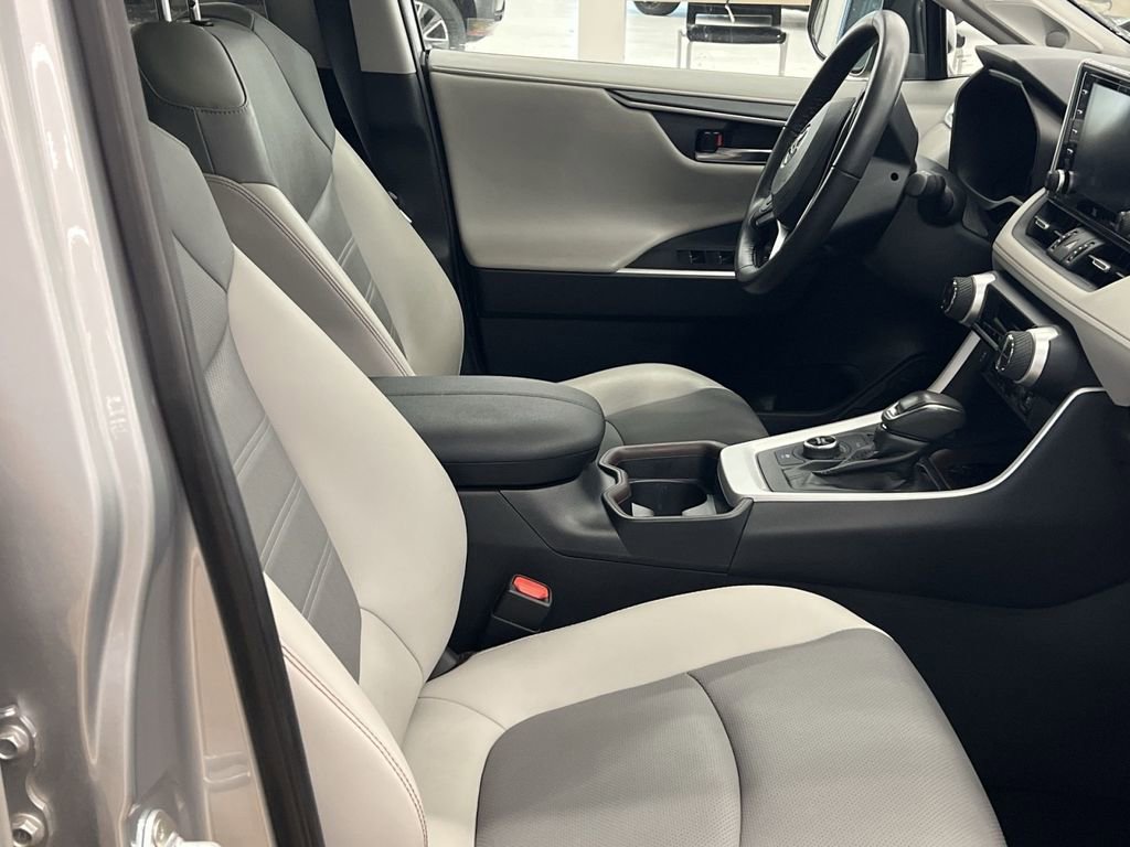 Used 2020 Toyota RAV4 Limited image 25