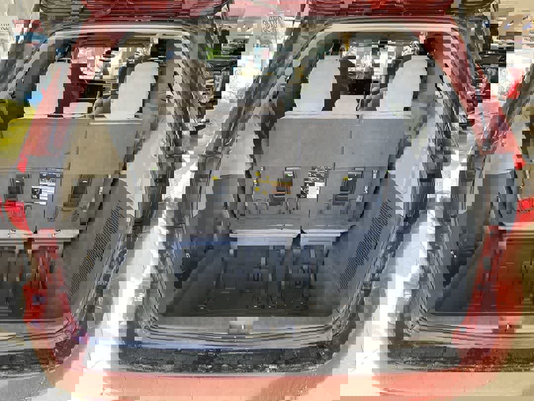 Used 2020 Toyota Sienna LE w/ LE Preferred Package image 23