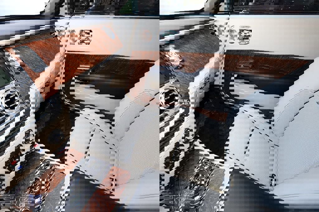 Used 2017 Rolls-Royce Dawn Convertible image 23