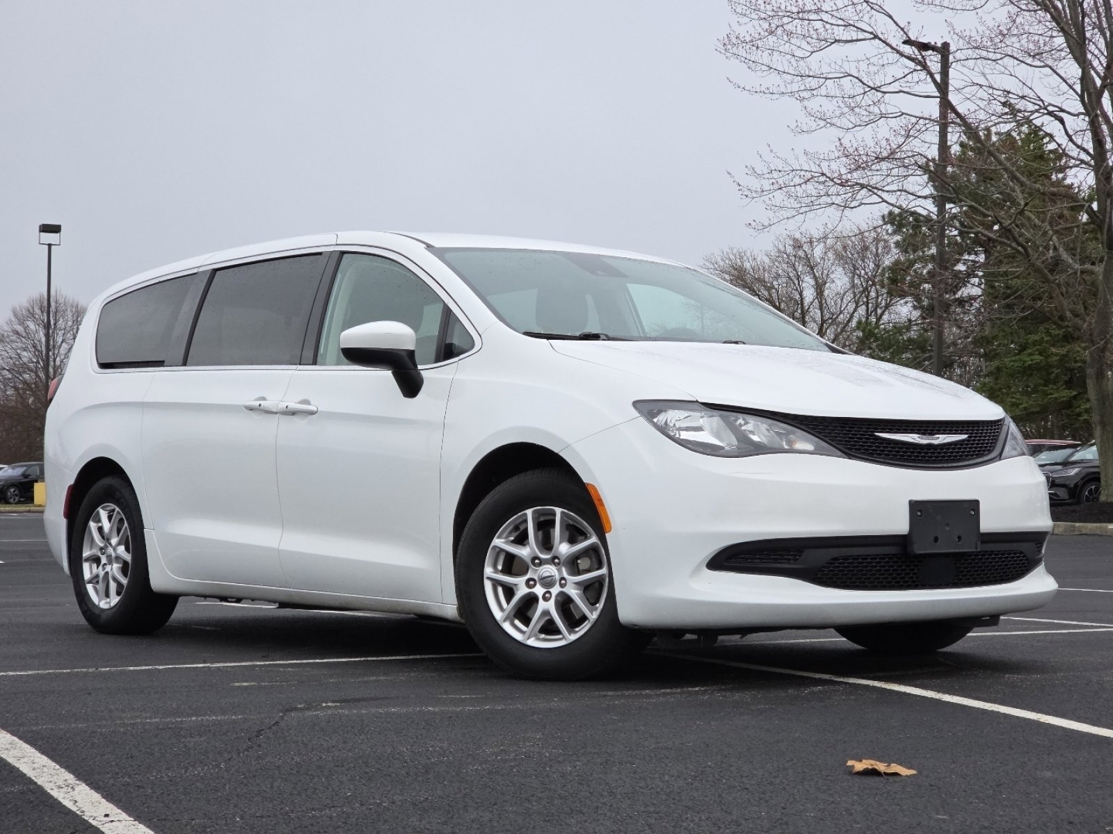 Used 2023 Chrysler Voyager LX image 2