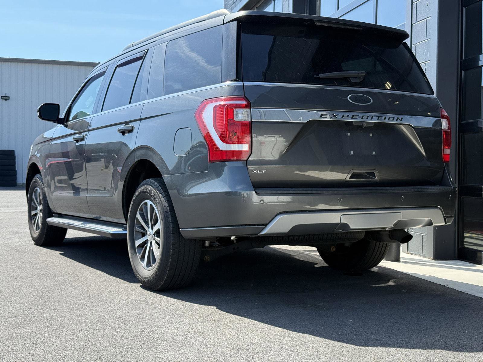 Used 2019 Ford Expedition XLT w/ Equipment Group 202A AWD/4WD image 3