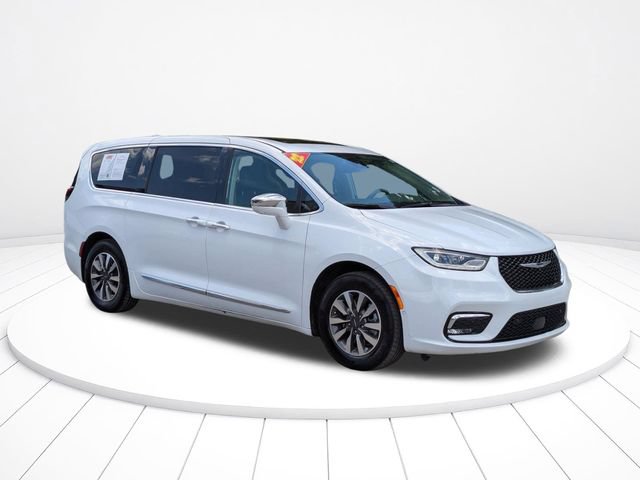 Used 2022 Chrysler Pacifica Limited w/ Uconnect Theater Family Group FWD video 2