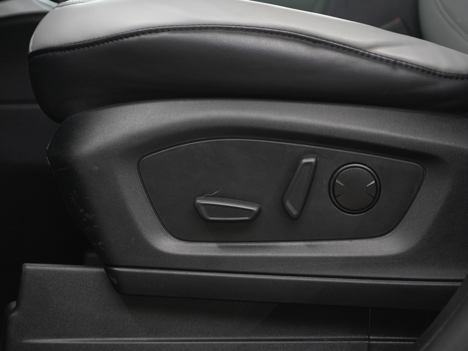 Used 2021 Ford Explorer XLT w/ XLT Sport Appearance Package image 24