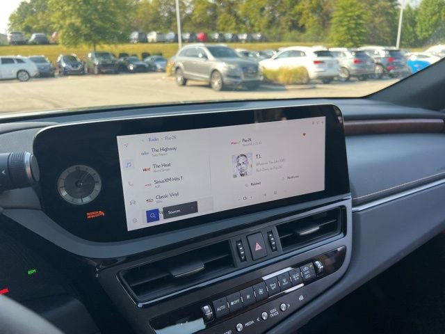Used 2025 Lexus ES 300h w/ Premium Package image 18