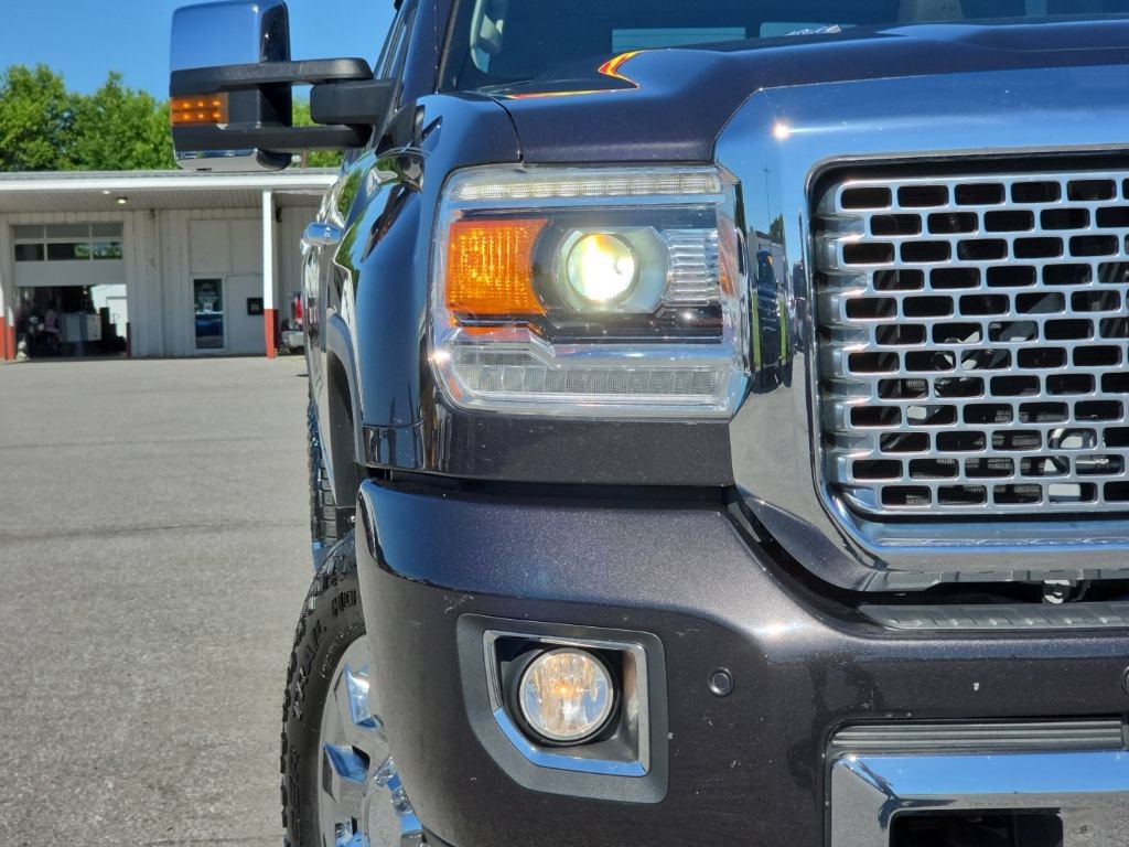 Used 2016 GMC Sierra 2500 Denali w/ Duramax Plus Package AWD/4WD image 9