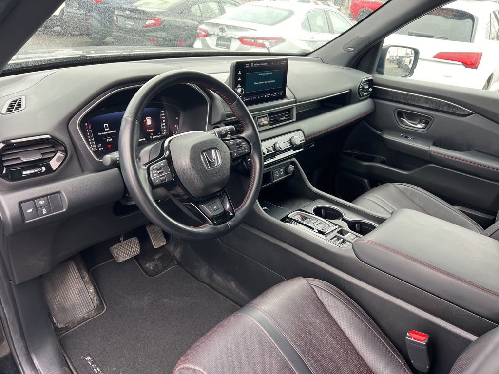 Certified 2025 Honda Pilot Black Edition image 9