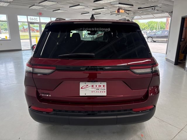Used 2023 Jeep Grand Cherokee Altitude AWD/4WD image 11