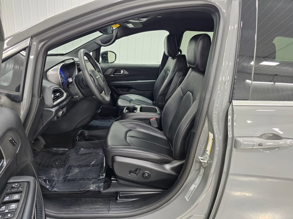 Used 2025 Chrysler Pacifica Select FWD image 11
