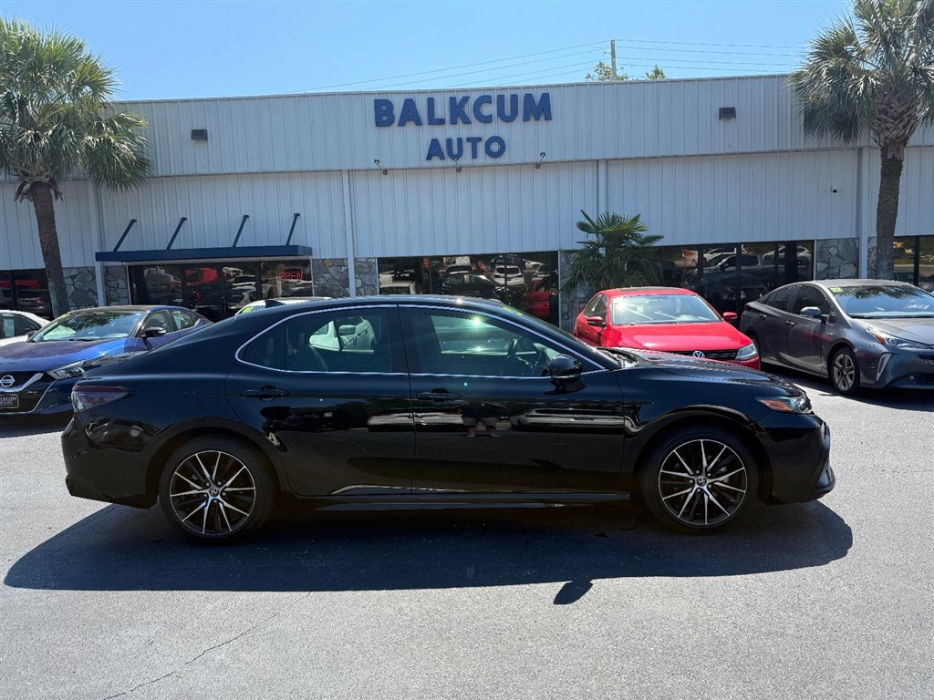 Used 2022 Toyota Camry SE image 1