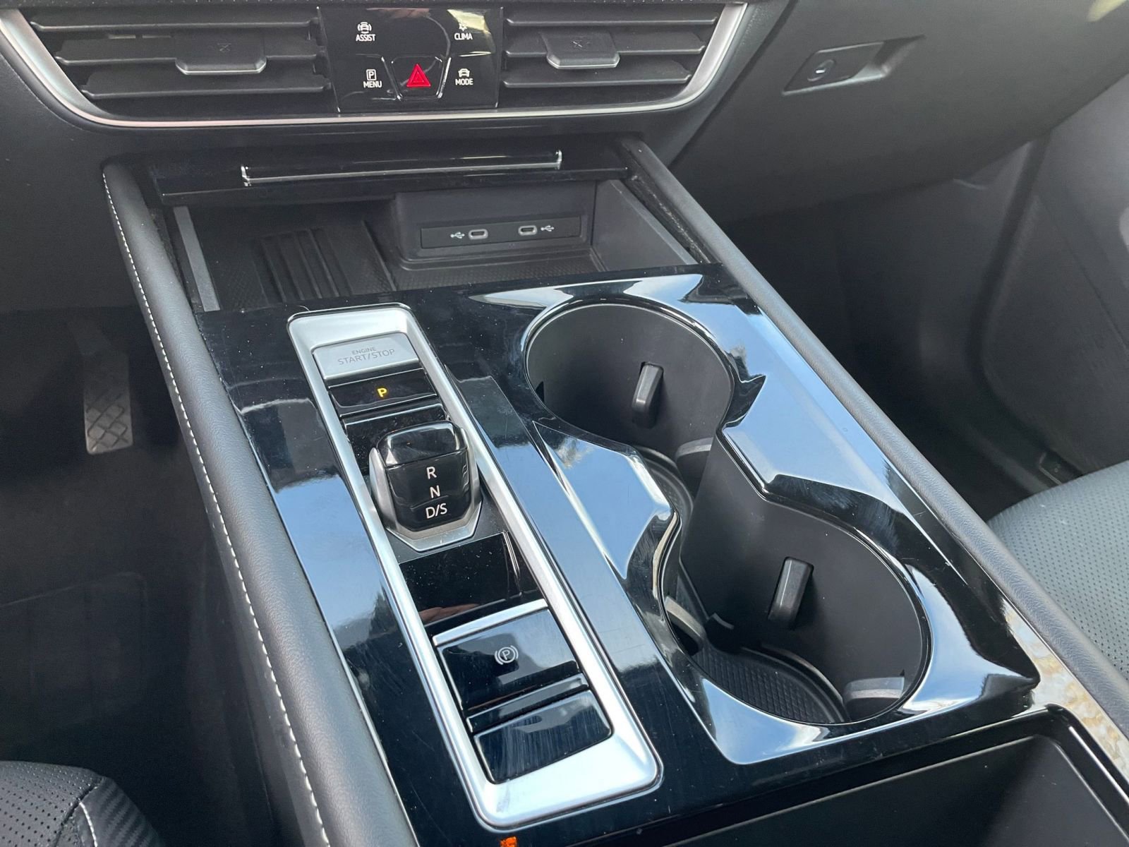 Used 2025 Volkswagen Atlas Cross Sport SE image 43