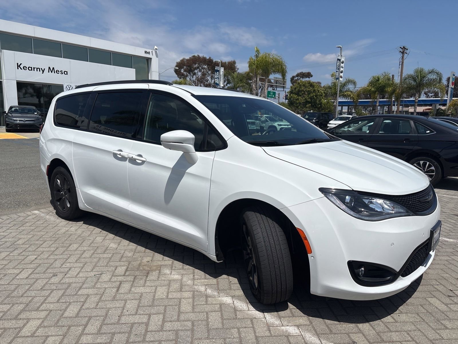 Used 2020 Chrysler Pacifica Limited w/ Advanced Safetytec Group FWD image 4