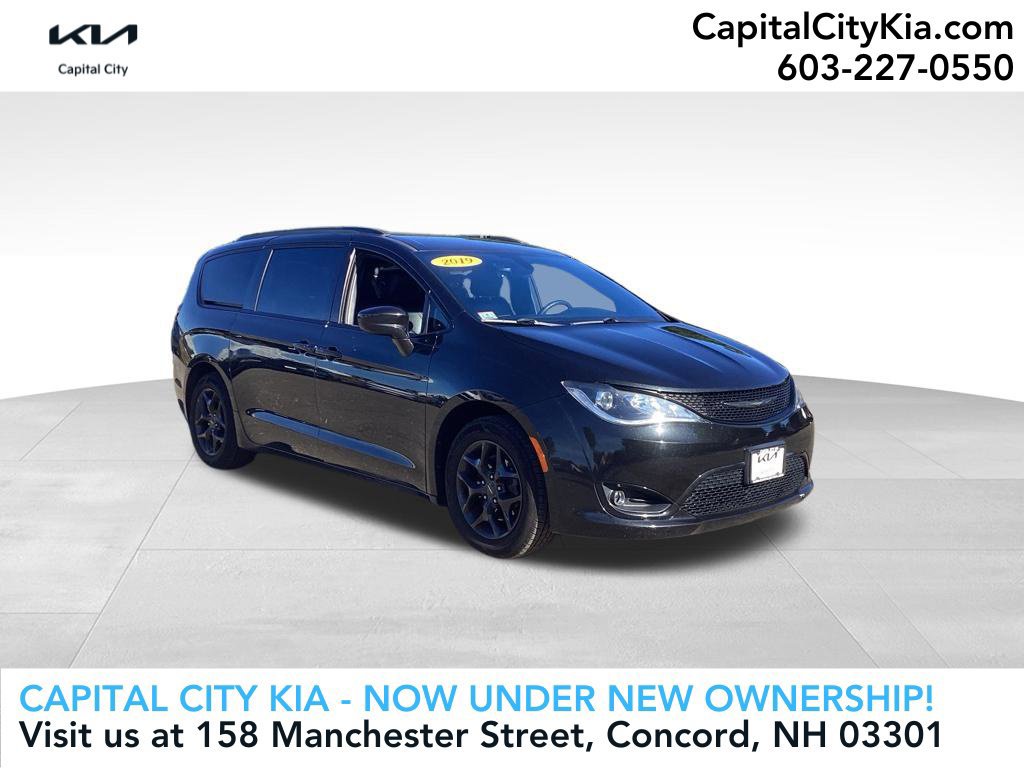 Used 2019 Chrysler Pacifica Touring-L w/ S Appearance Package FWD image 1
