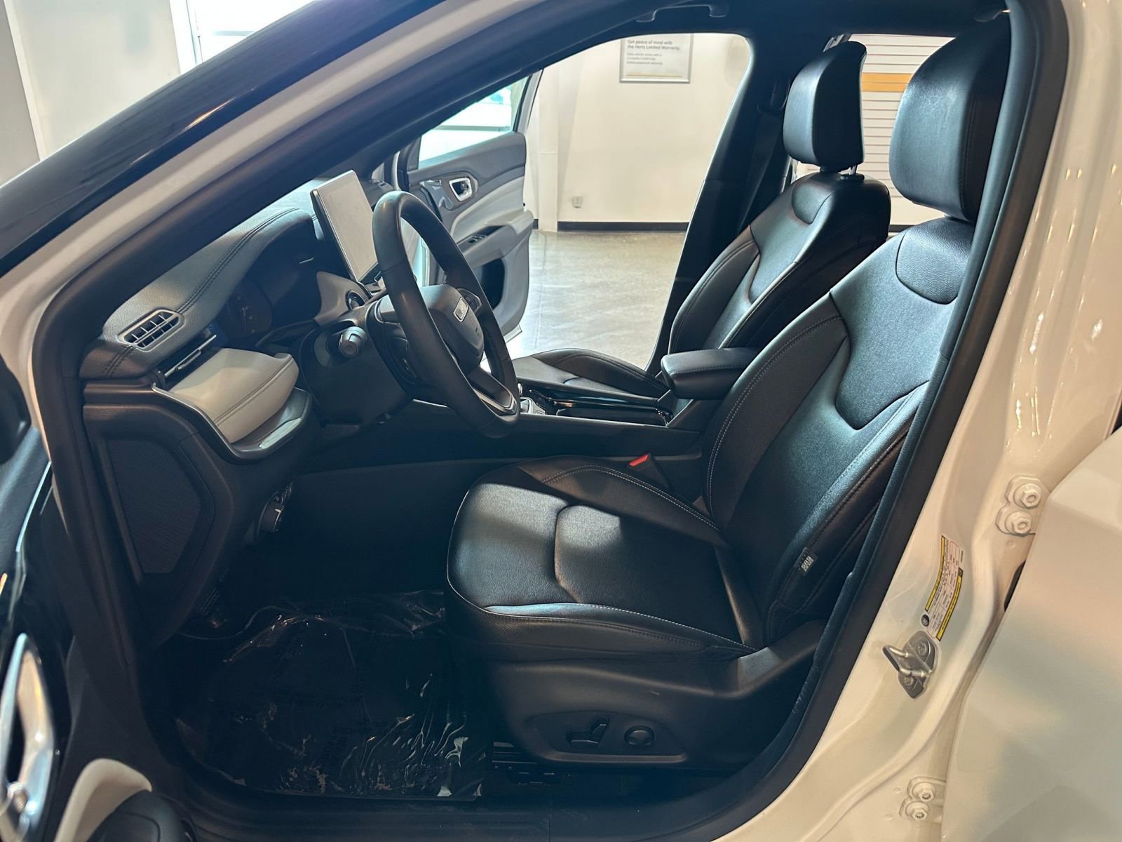 Used 2025 Jeep Compass Limited image 27