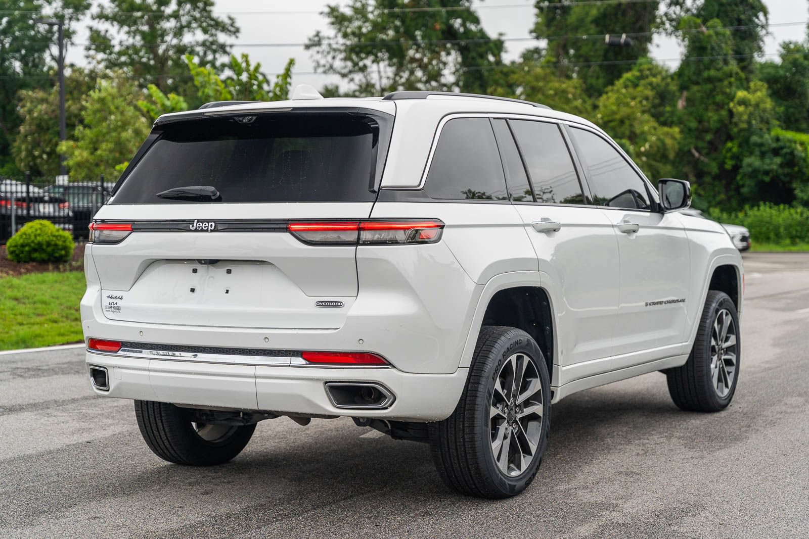 Used 2022 Jeep Grand Cherokee Overland w/ Luxury Tech Group IV AWD/4WD image 8