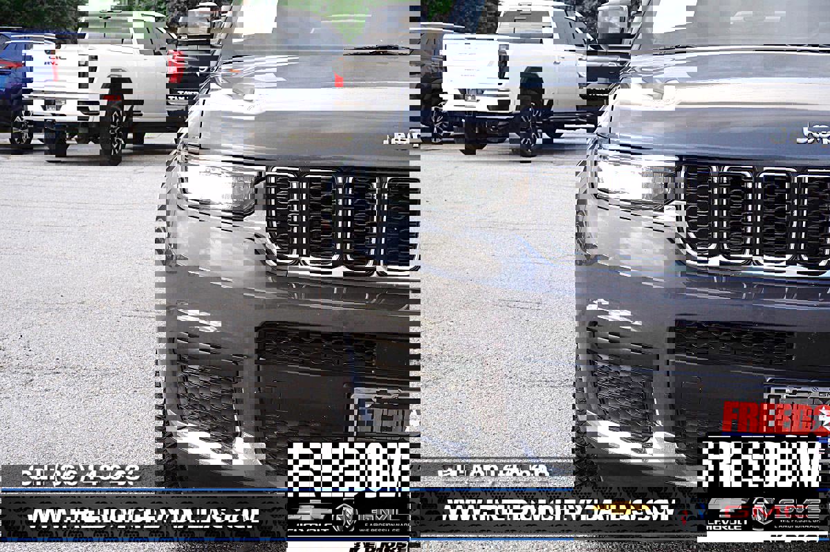 Used 2023 Jeep Grand Cherokee L Laredo image 38