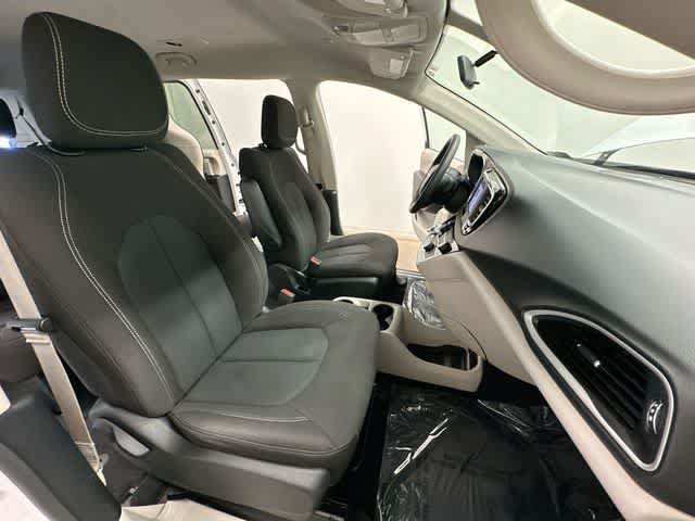 Used 2022 Chrysler Voyager LX FWD image 22