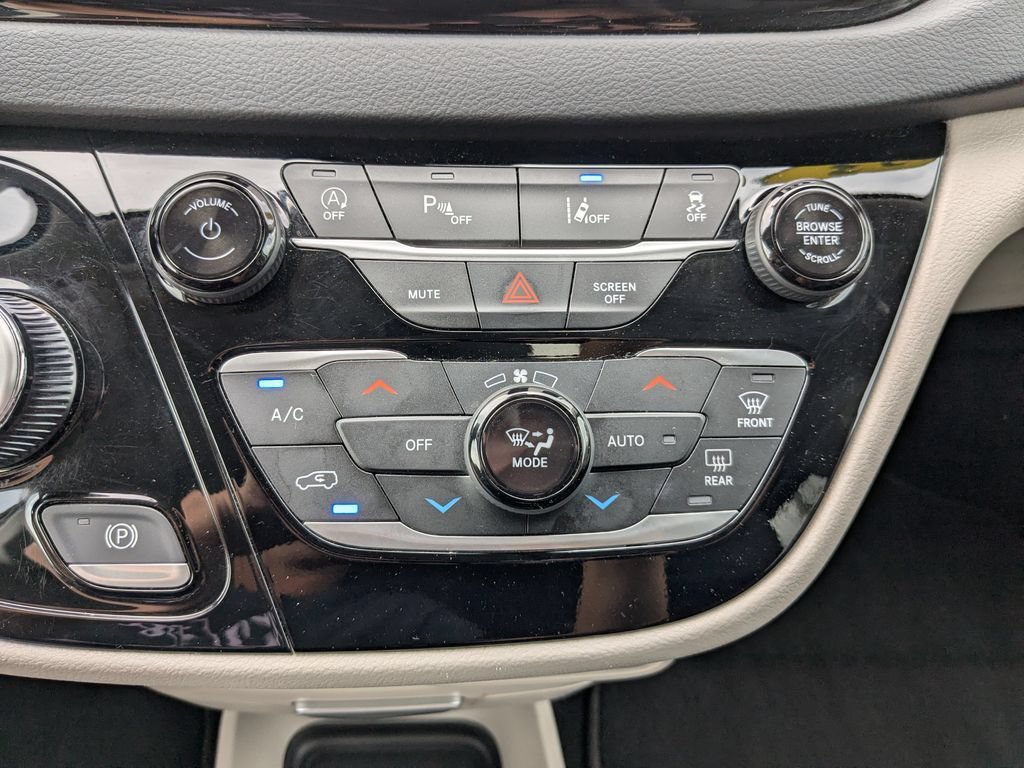 Used 2023 Chrysler Pacifica Touring-L FWD image 27