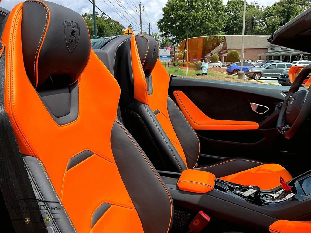 Used 2023 Lamborghini Huracan EVO RWD image 9