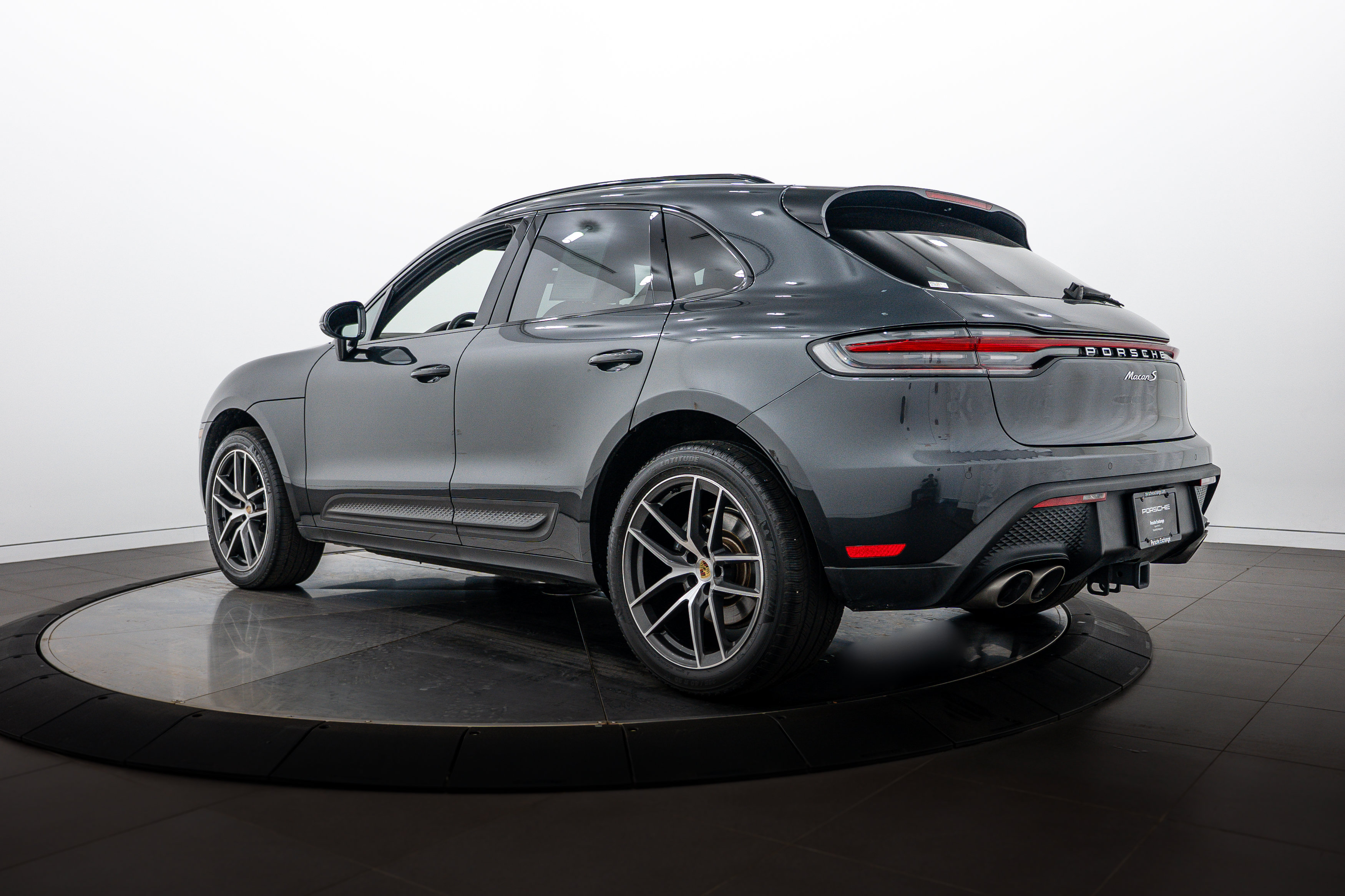 Certified 2024 Porsche Macan S AWD/4WD image 3