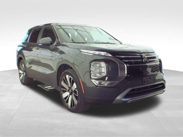 Used 2025 Mitsubishi Outlander AWD image 3