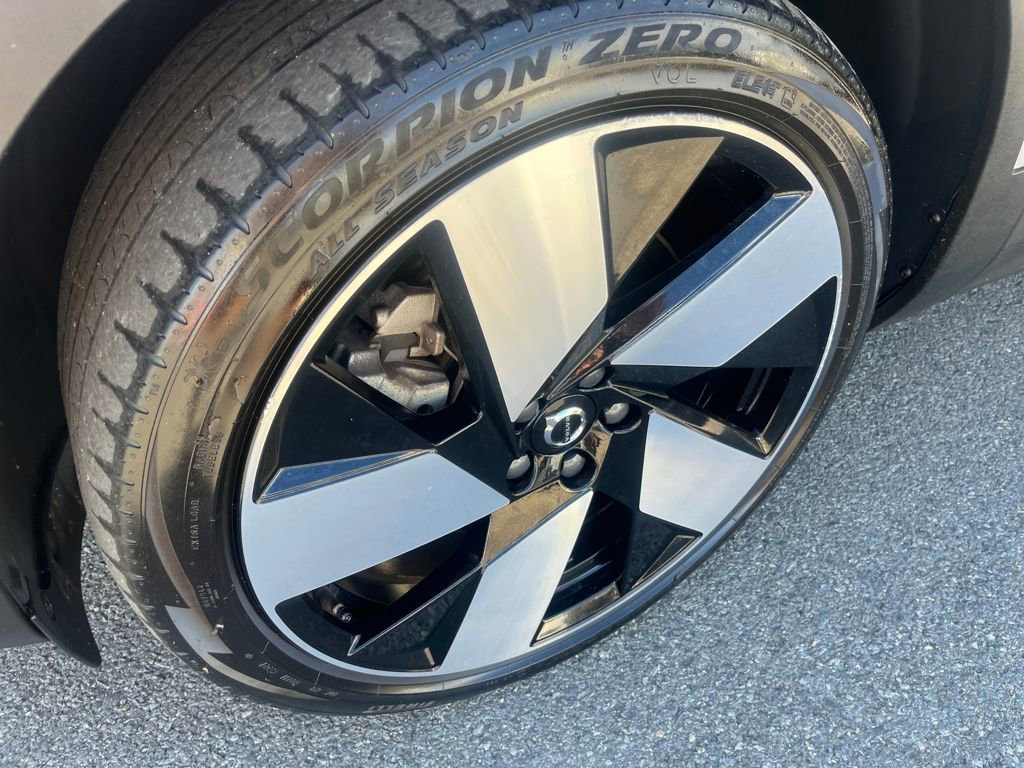 Used 2023 Volvo XC40 Recharge Ultimate image 2