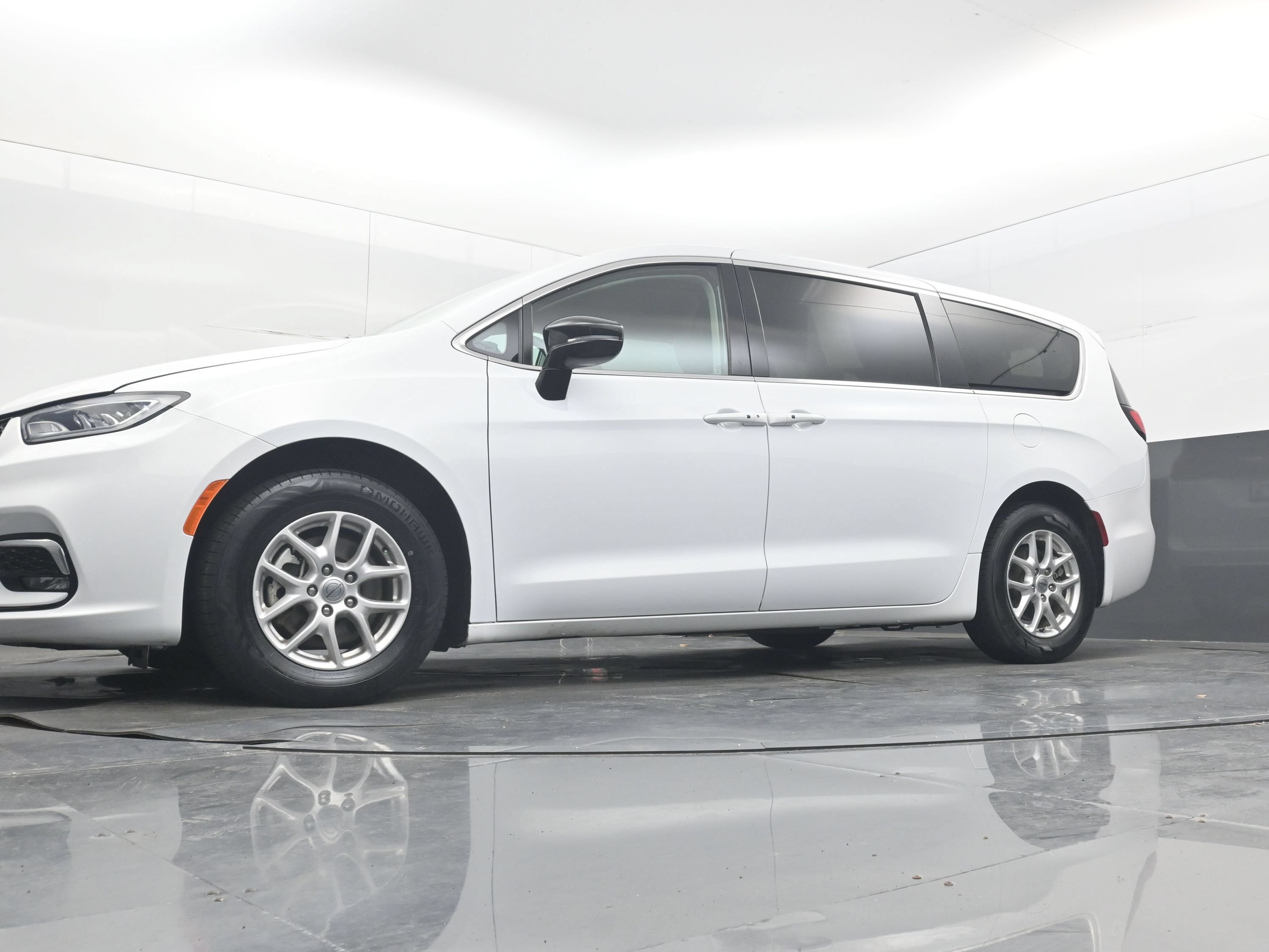 Used 2024 Chrysler Pacifica Touring-L FWD image 21