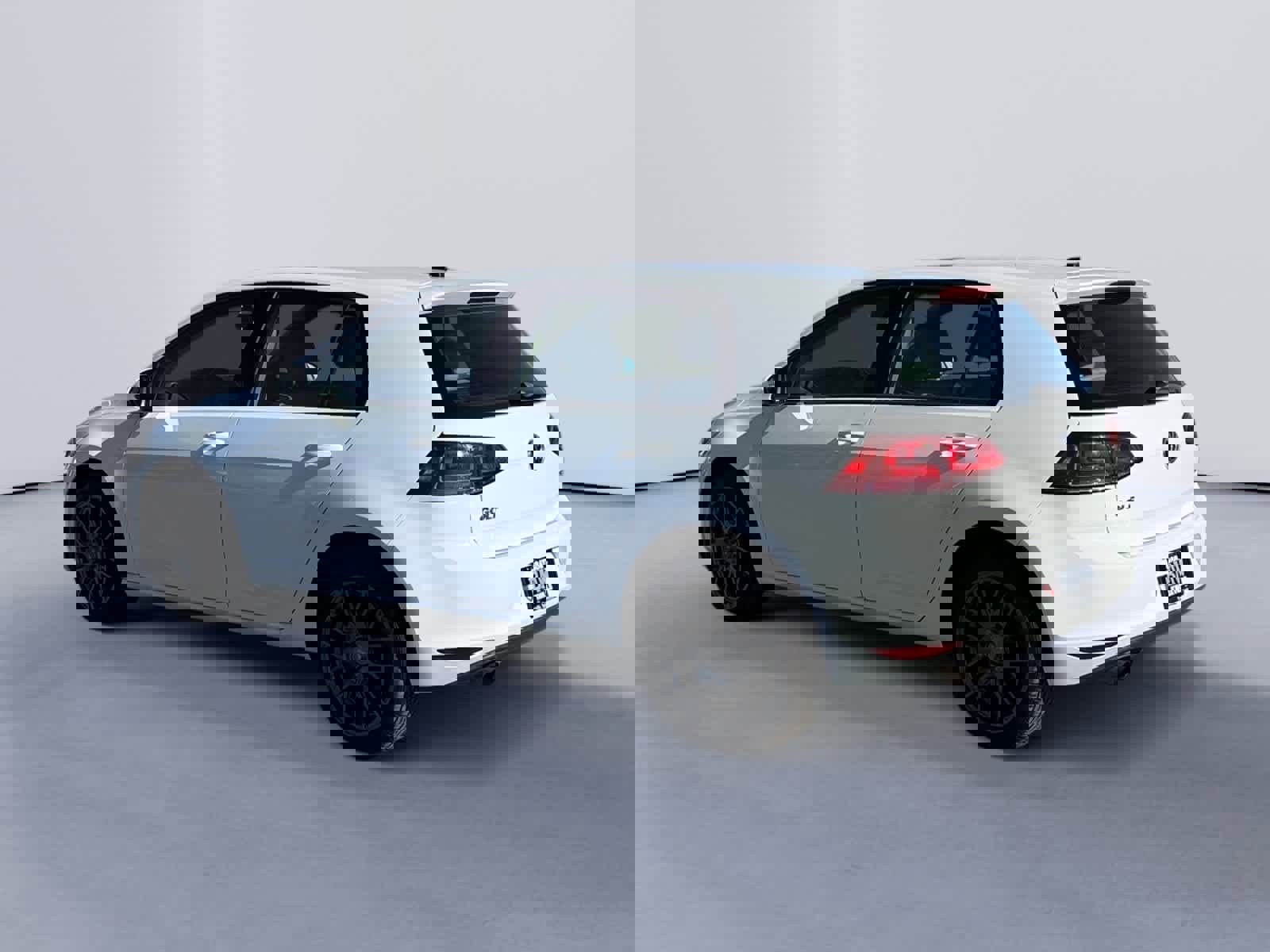 Used 2016 Volkswagen Golf S image 2