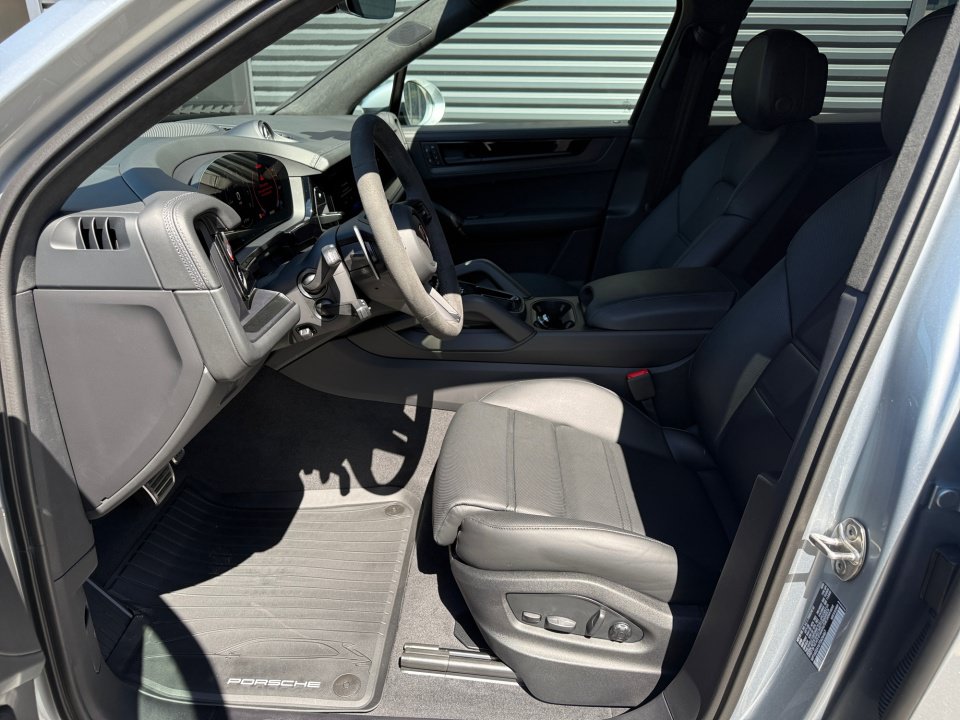 New 2026 Porsche Cayenne GTS AWD/4WD image 5