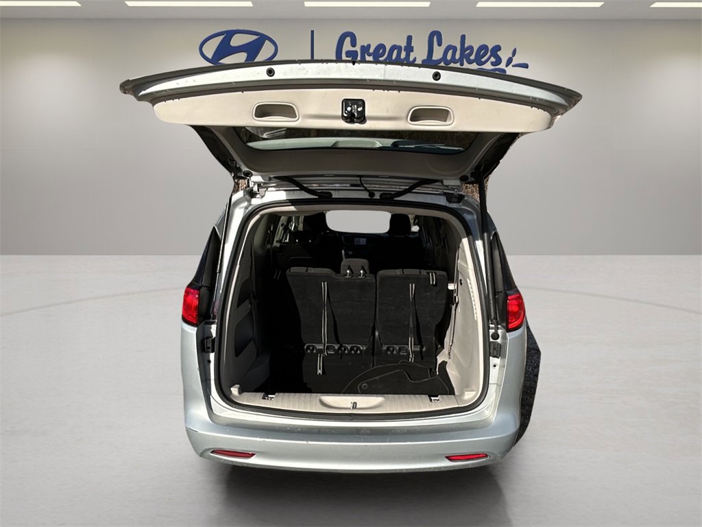 Used 2023 Chrysler Voyager LX image 10