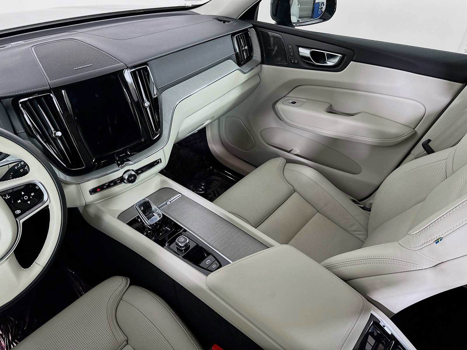 Used 2025 Volvo XC60 B5 Ultra w/ Protection Package Premier image 22