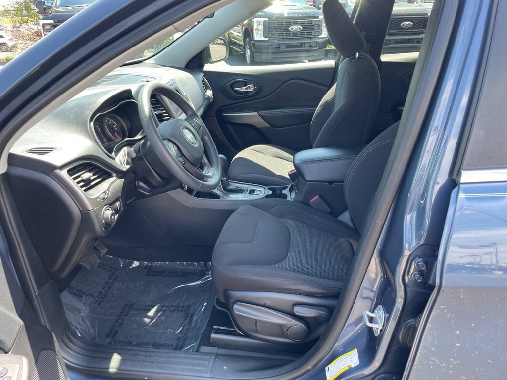 Used 2019 Jeep Cherokee Latitude w/ Popular Appearance Group FWD image 13