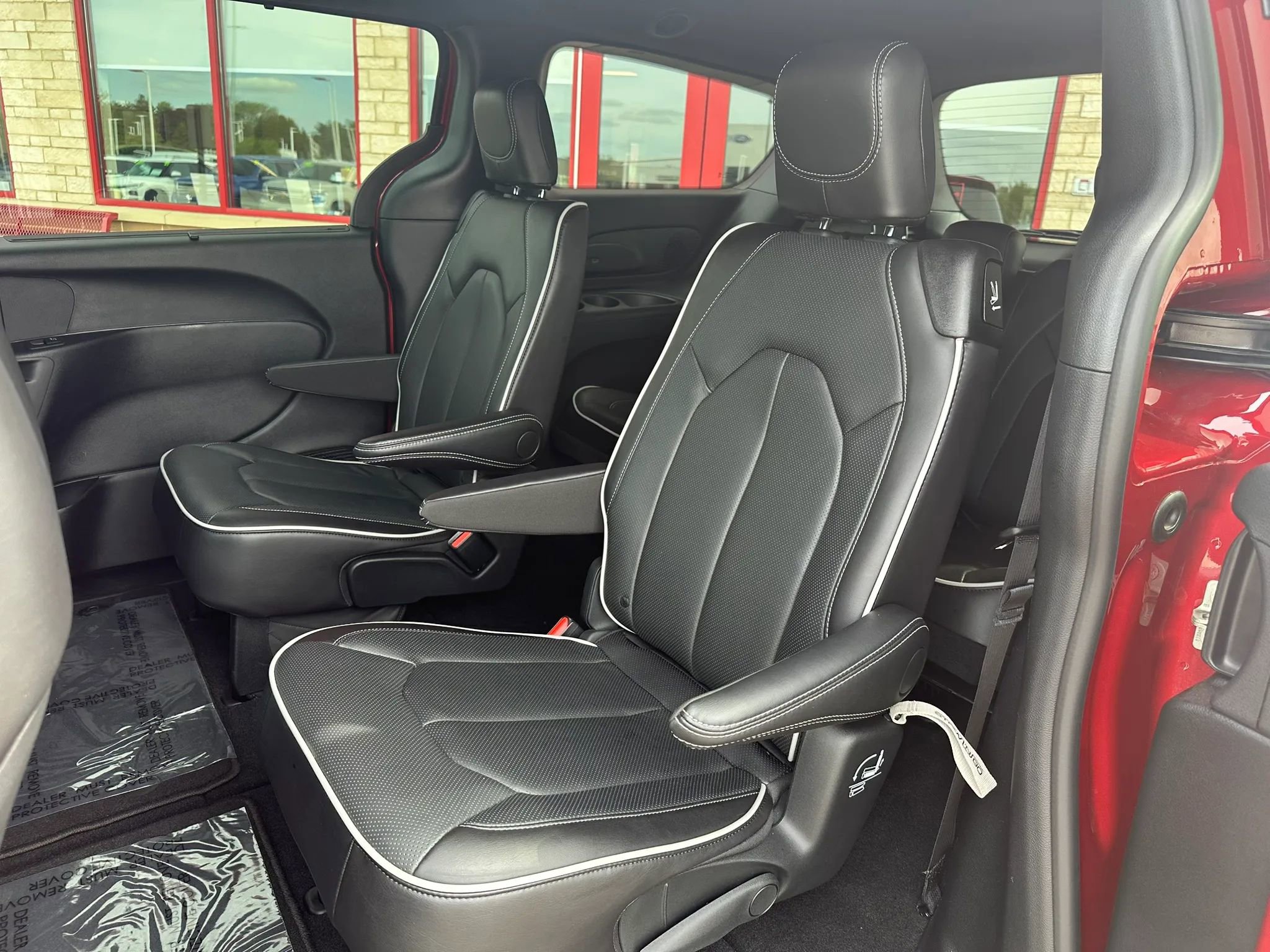 Used 2026 Chrysler Pacifica Limited FWD image 12