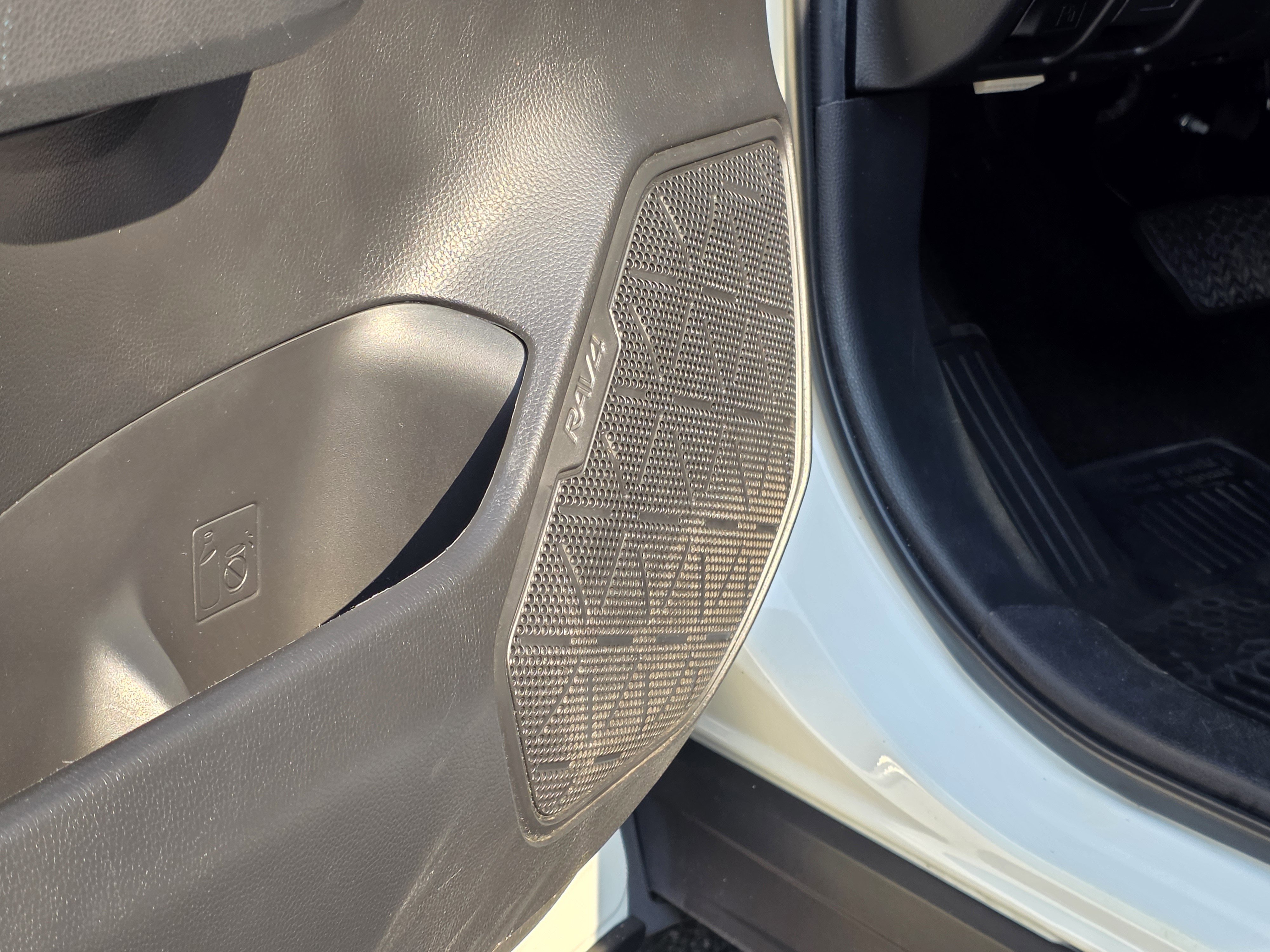 Used 2022 Toyota RAV4 LE image 17