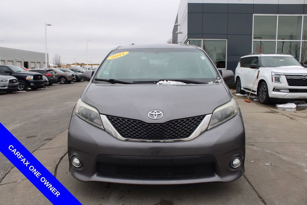 Used 2017 Toyota Sienna SE Premium image 2