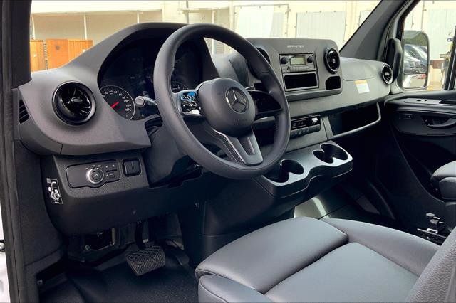 Used 2024 Mercedes-Benz Sprinter 2500 image 34