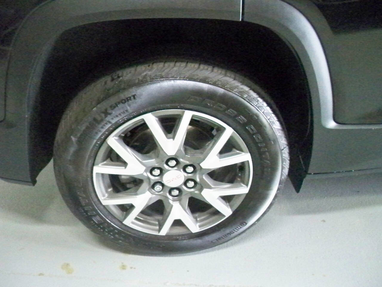 Used 2022 GMC Acadia SLE w/ Driver Convenience Package image 9