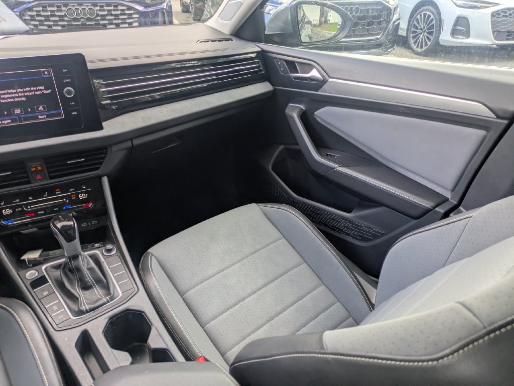 Used 2025 Volkswagen Jetta SE FWD image 23