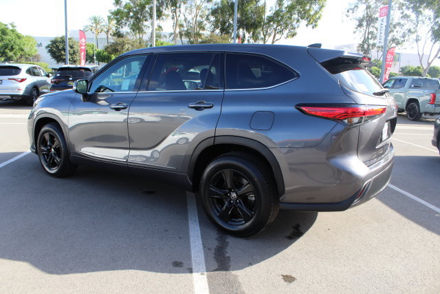 Used 2022 Toyota Highlander LE FWD image 9