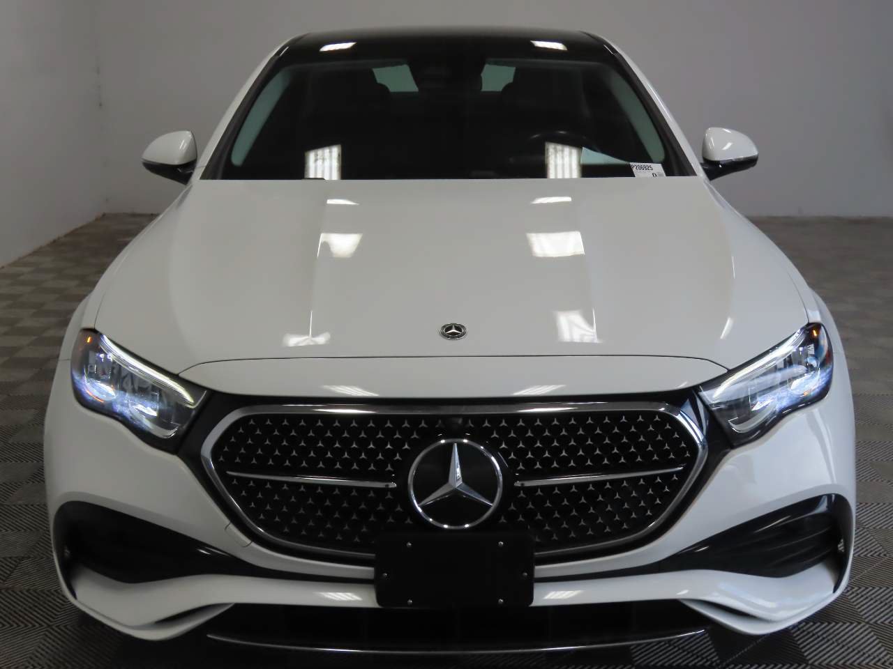 Used 2025 Mercedes-Benz E 350 4MATIC Sedan image 2