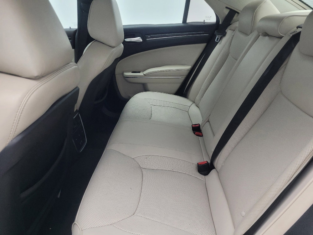 Used 2016 Chrysler 300 C image 18