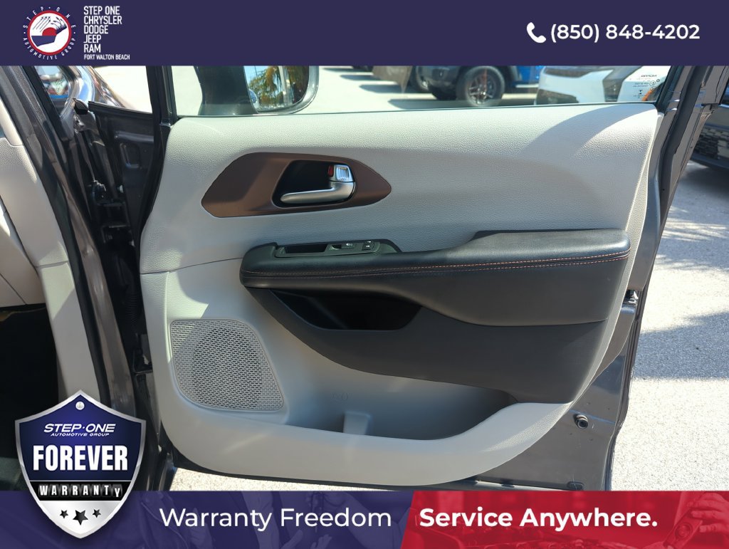 Used 2019 Chrysler Pacifica Touring Plus w/ Tire & Wheel Group FWD image 32