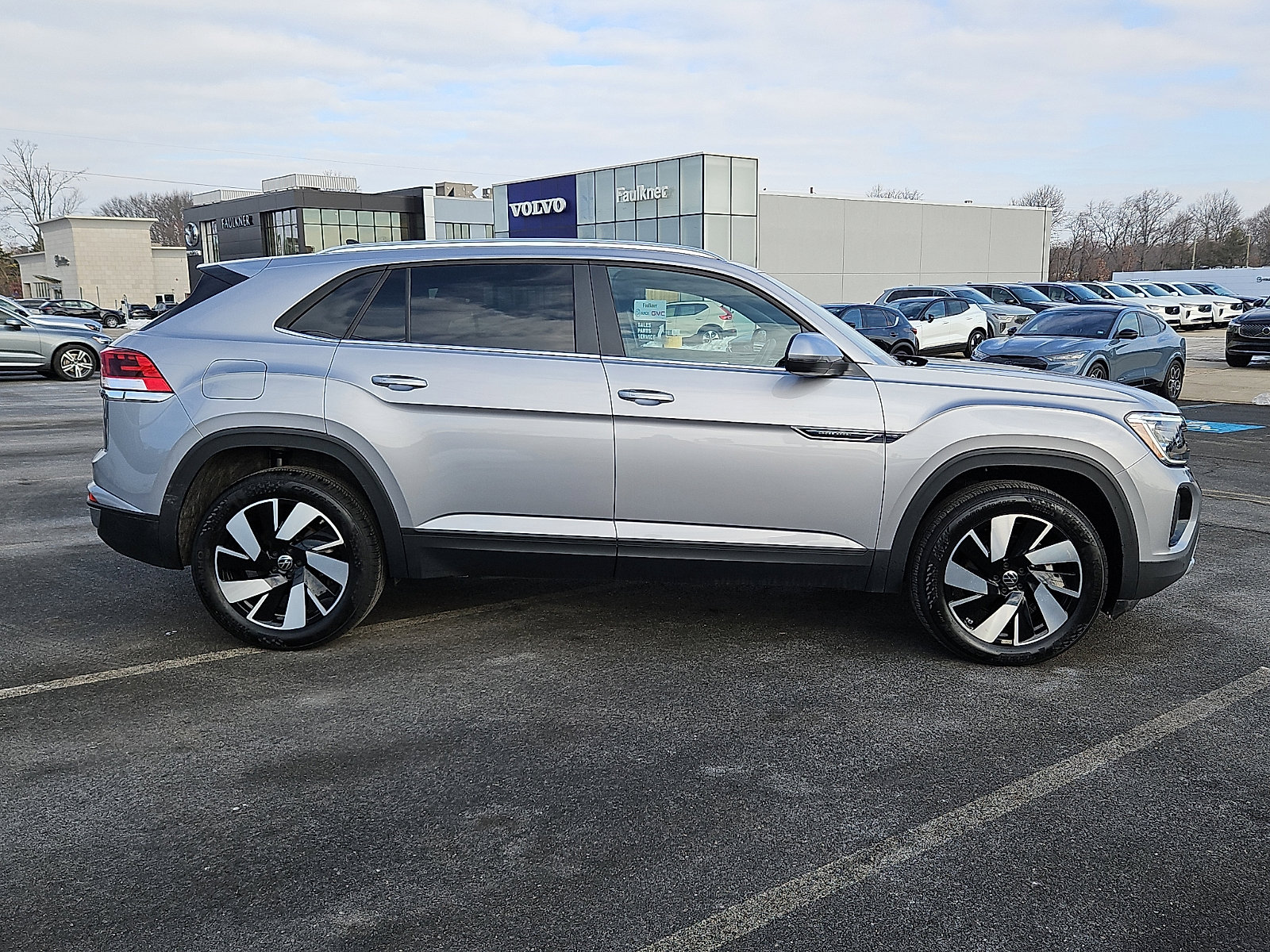 Used 2025 Volkswagen Atlas Cross Sport SE image 7