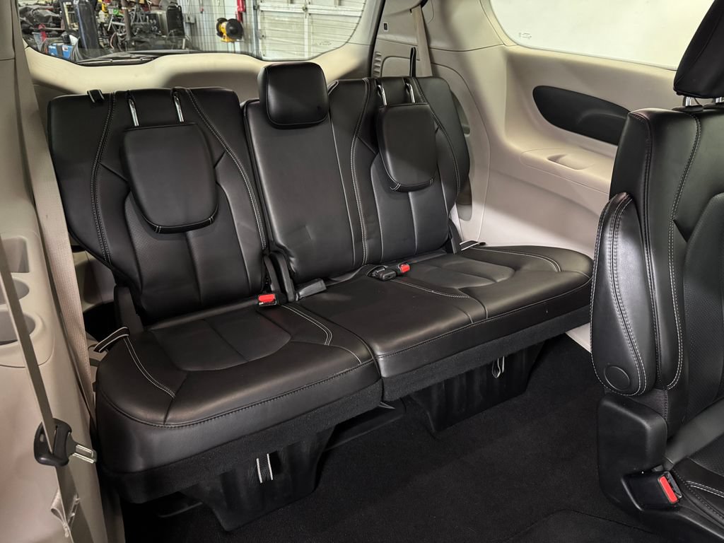 Used 2023 Chrysler Pacifica Touring-L FWD image 29