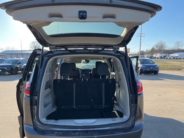 Used 2022 Chrysler Pacifica Touring-L image 22