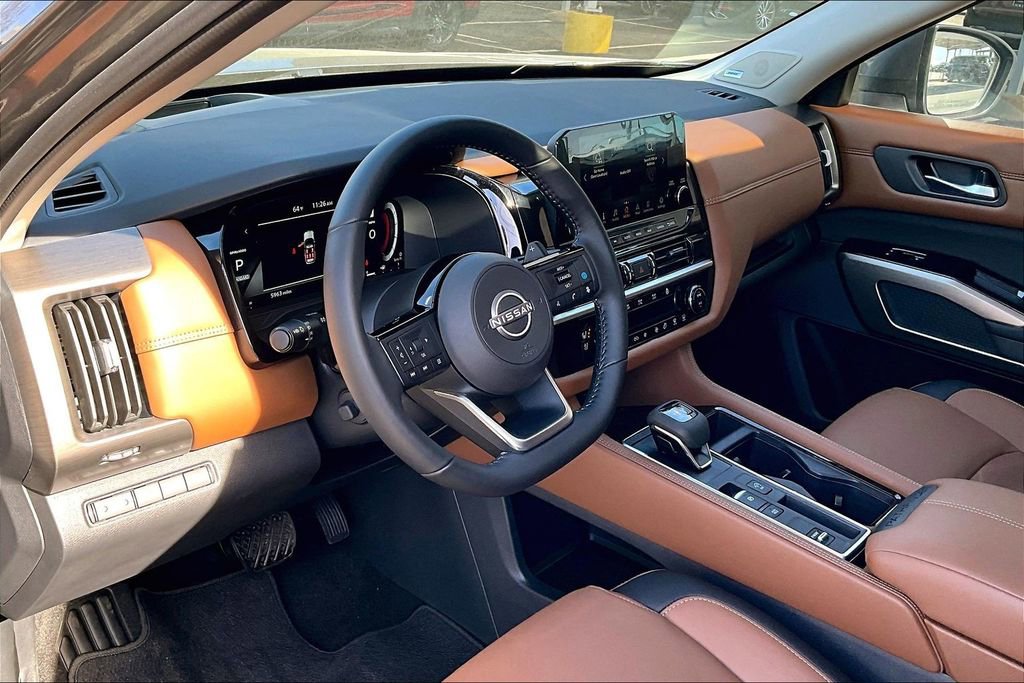 Used 2025 Nissan Pathfinder Platinum image 18