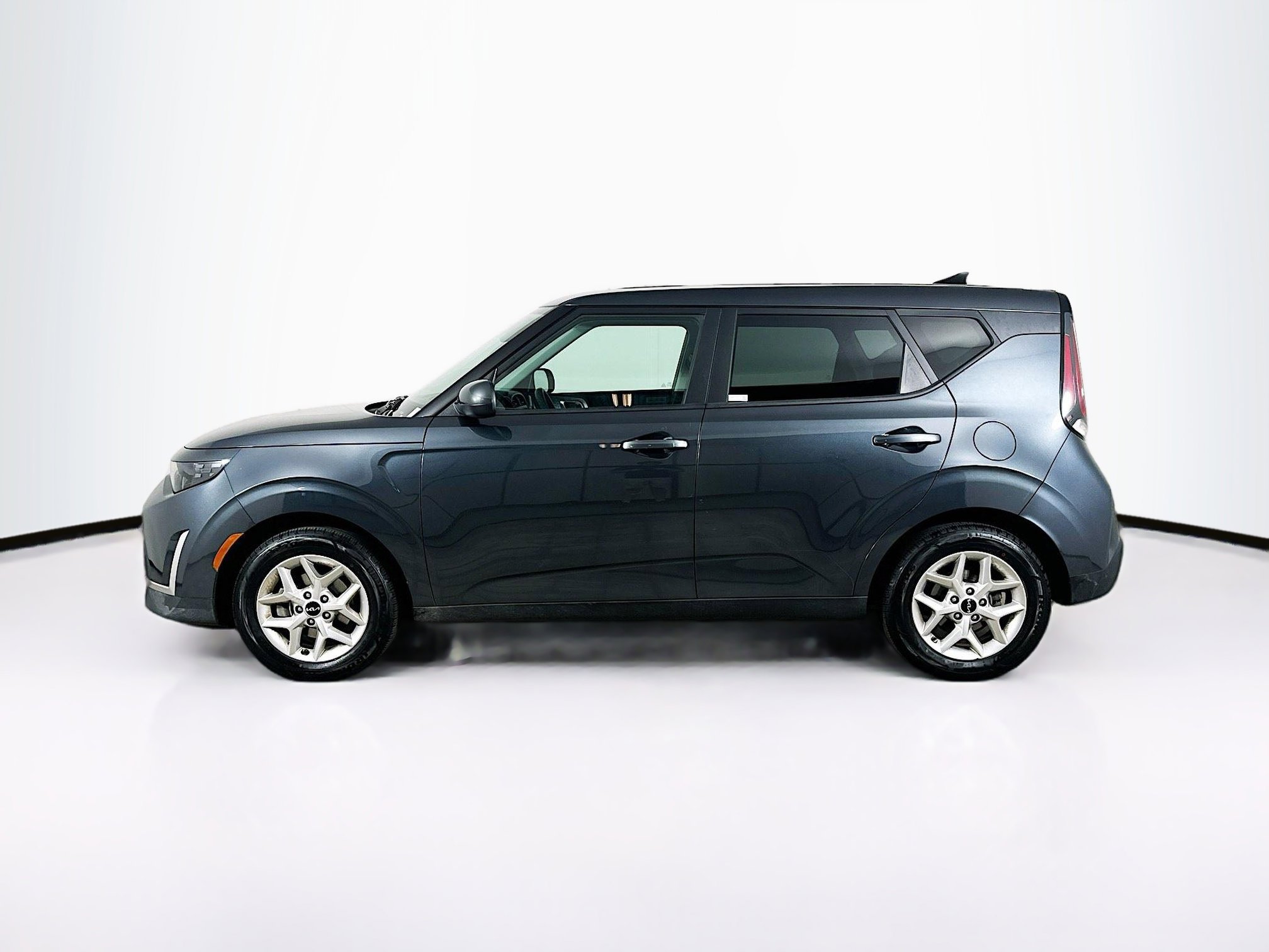 Used 2025 Kia Soul LX w/ LX Technology Package FWD image 4